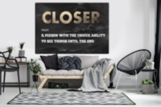 Closer темный фон белая надпись