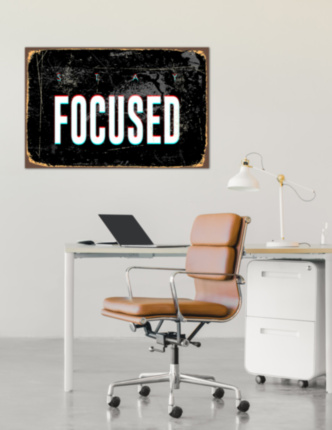 STAY FOCUSED надпись на металле черный белый серый табличка на металле 