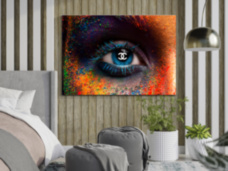 Яркий голубой глаз синие ресницы разноцветные тона