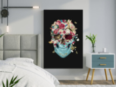 Череп из цветов на черном фоне