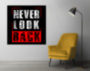 Картина NEVER LOOK BACK мотивационная надпись на черном фоне на холсте